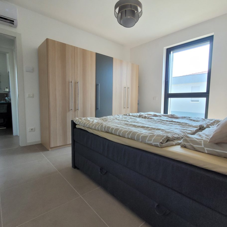 Hauptschlafzimmer Kleiderschrank Viel Platz im komfortablen 5-türigen Kleiderschrank im Apartment Puro Amore Lazise