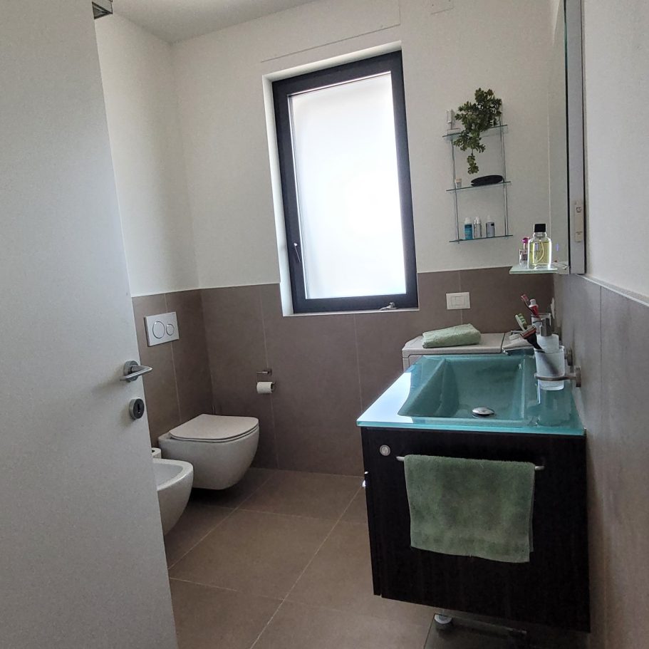 Badezimmer Modernes Bad mit Dusche, Waschtisch, Waschmaschine und Bidet im Appartement Puro Amore Lazise Gardasee