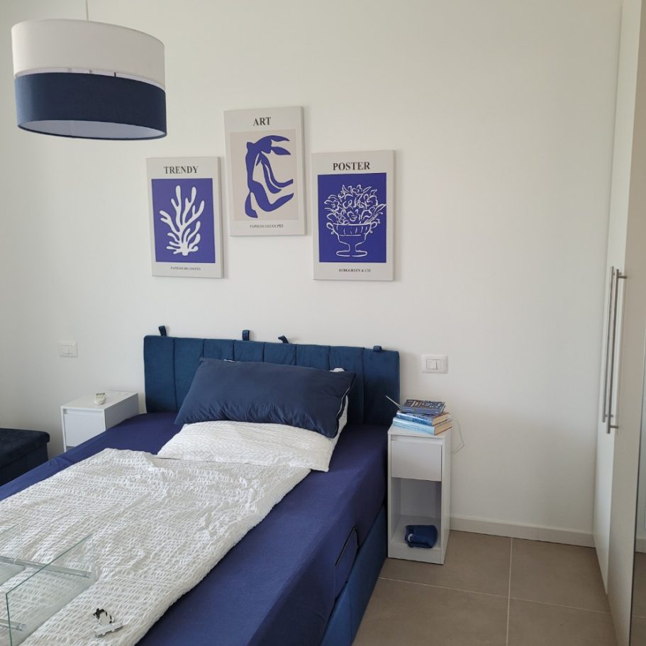 Zweites Schlafzimmer Gemütlich und fein bettet man sich im zweiten Schlafzimmer mir direktem Zugang zum Balkon in der FeWo. Puro Amore in Lazise