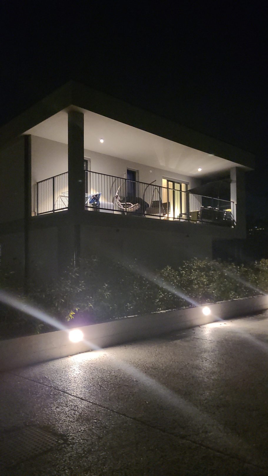 Puro Amore Lazise beleuchteter Balkon bei Nacht Hausansicht bei Nacht. Dein beleuchteter Balkon