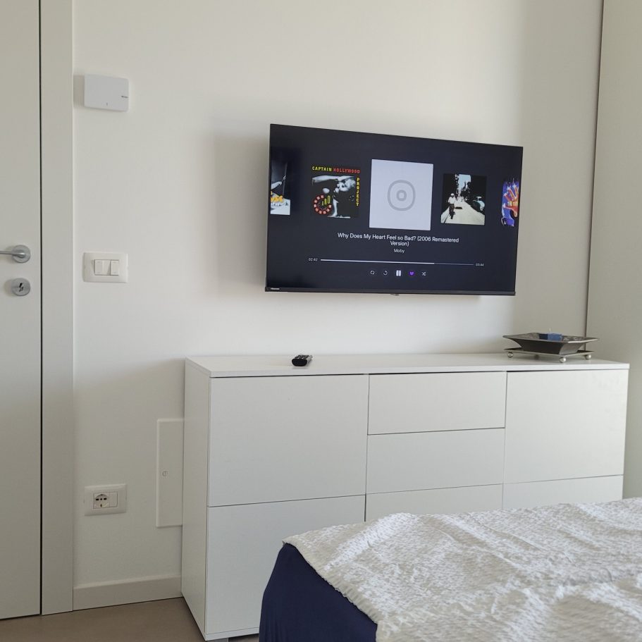 TV im zweiten Schlafzimmer TV im zweiten SZ in der Ferienwohnung Puro Amore am Gardasee
