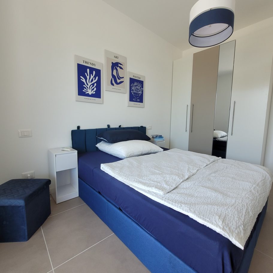 Zweites Schlafzimmer mit TV Zweites Schlafzimmer mit französischem Bett 140 x 200 cm und Nachtkästchen mit LED Licht und Ladestation für dein Handy