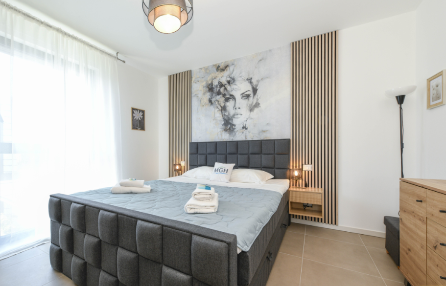 Hauptschlafzimmer nut TV Gemütliches Hauptschlafzimmer mit großem Boxspringbett in der Ferienwohnung Puro Amore in Lazise